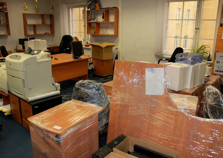 Вывоз старой офисной мебели в Ставрополе в октябре