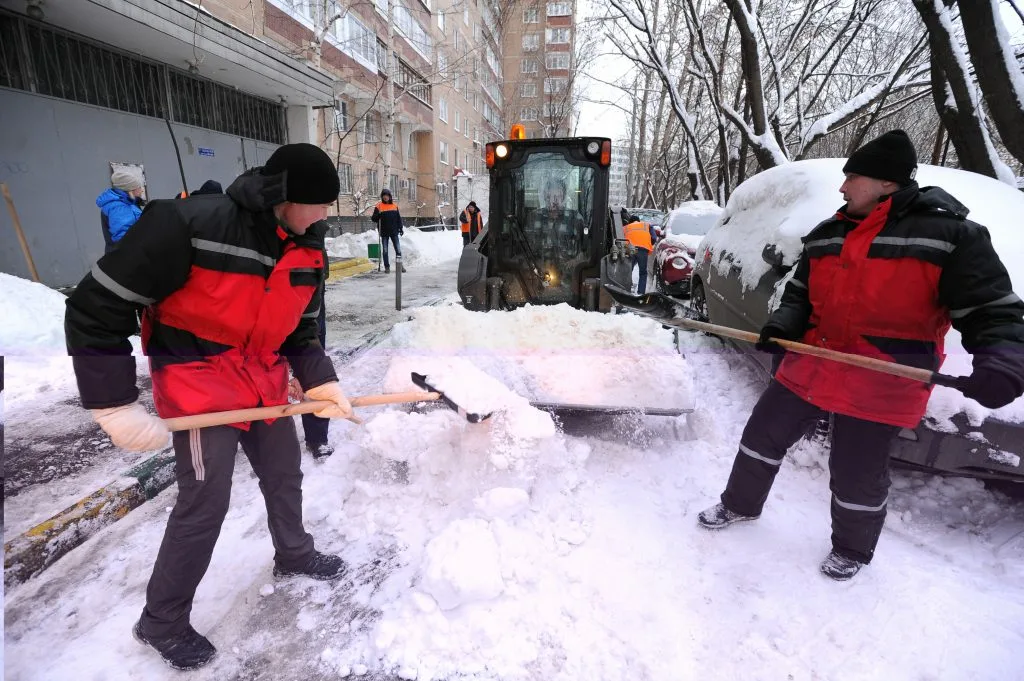 Очистка дворов от снега с гарантией результата в Ставрополе в октябре